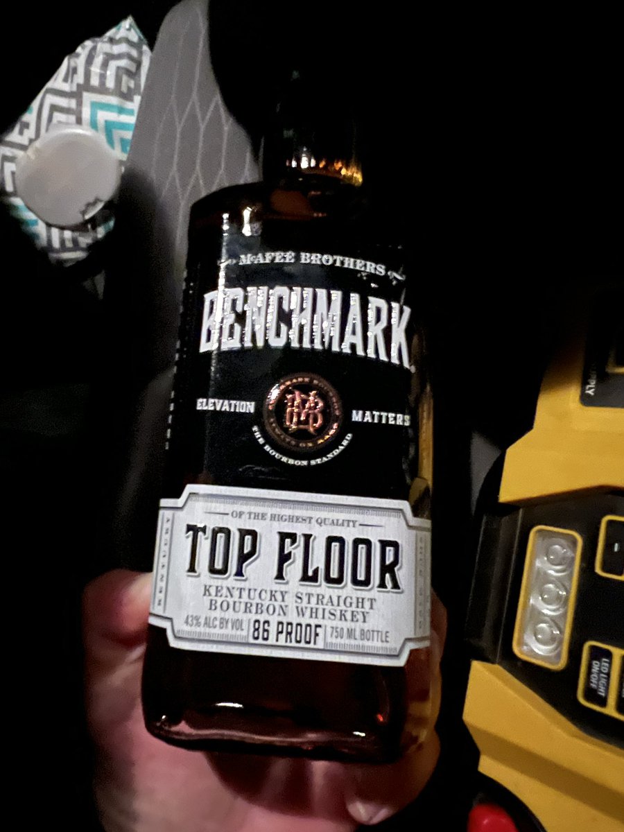 HawgCop's tweet photo. Tonight’s pour after one stupid ass shift. For $20 you won’t find a better bourbon. Sweet and smooth. Vanilla and caramel bomb. Fucking perfection. 🥃 #buffalotrace #benchmarkbourbon https://t.co/N5DYLCe5Im