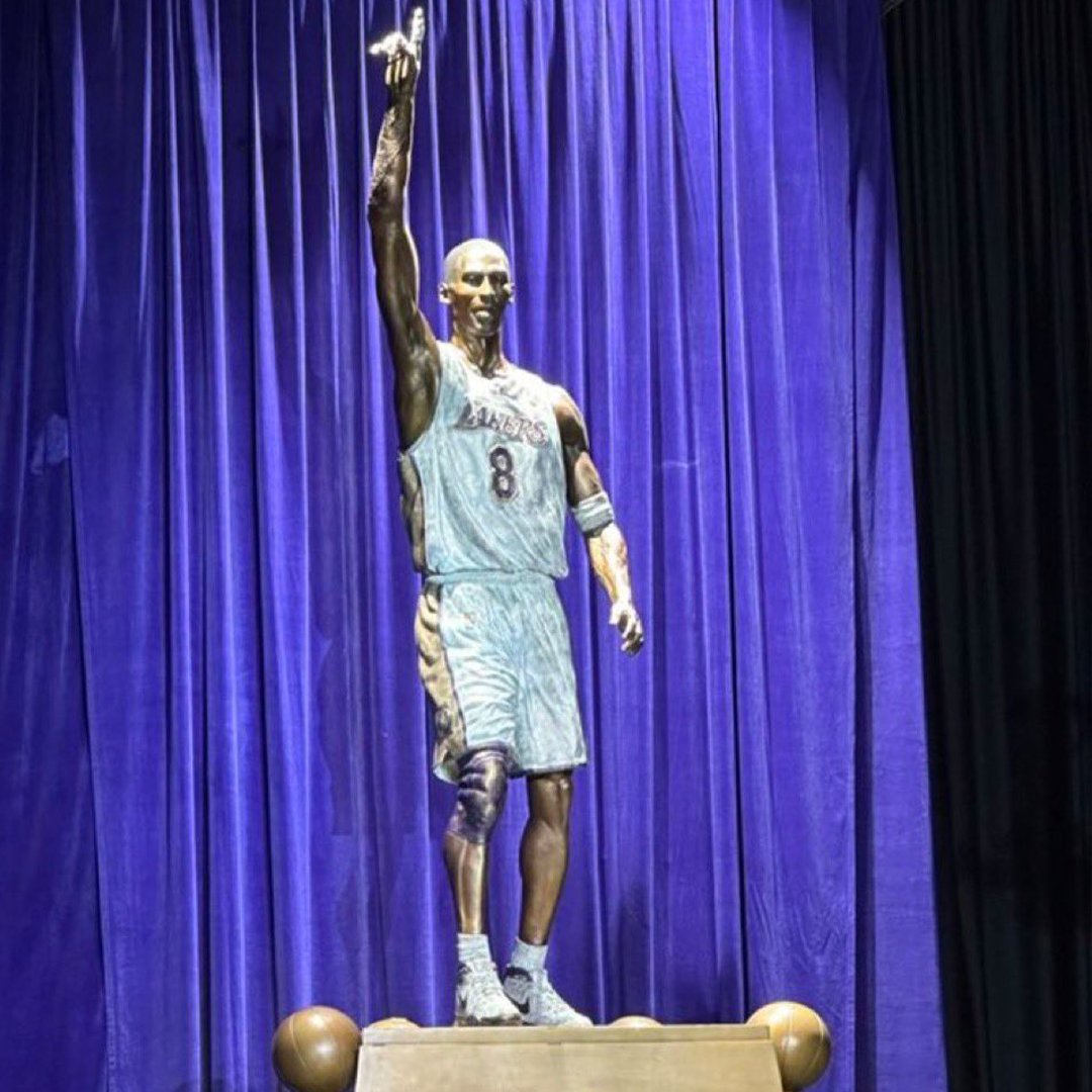🔥 Los Angeles Lakers, basketbol salonunun önüne yapılan Kobe Bryant heykelini tanıttı.