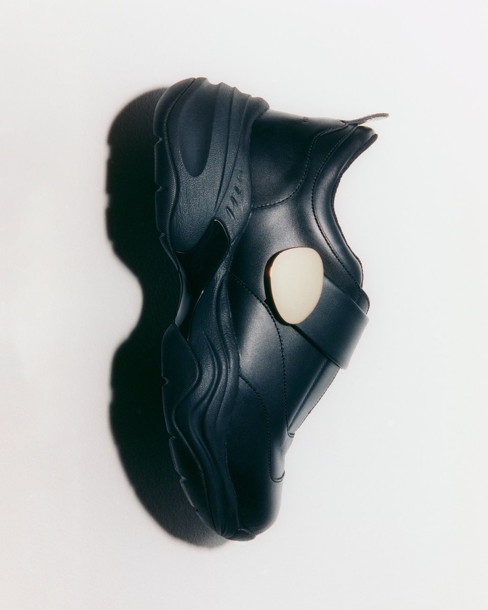 fashionjp's tweet image. ＼本日発売👟／
#HARUNOBUMURATA とスニーカーブランド #OAO によるコラボシューズが発売❗️

まるでドレスシューズのような上品さと快適な着脱を両立した一足✨売り切れる前にお店へ足を運んでみて💨
⏩soen.tokyo/fashion/news/h…
@oao_footwear