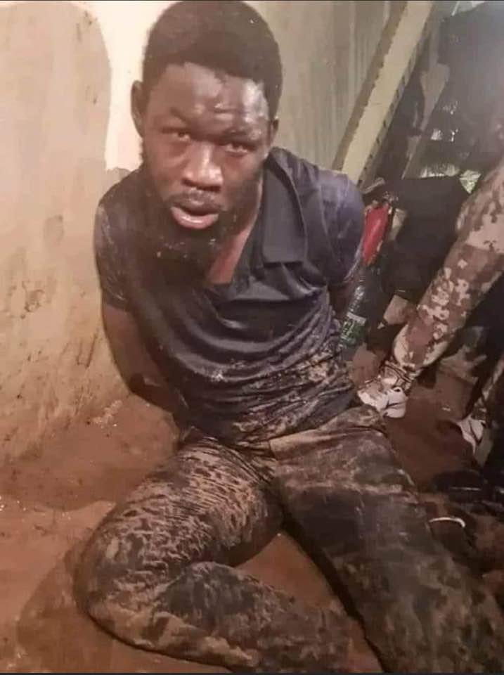 Juste en regardant ces images de tortures de notre frère Abdoulaye Touré. Ma colère envers le putschiste Macky Sall ne faiblit pas. Je ne peux plus le supporter, même pour une durée supplémentaire d'un mois. 

Qu'il dégageeee !

#FreeSenegal #Kebetu #Senegal #MackyDegage
