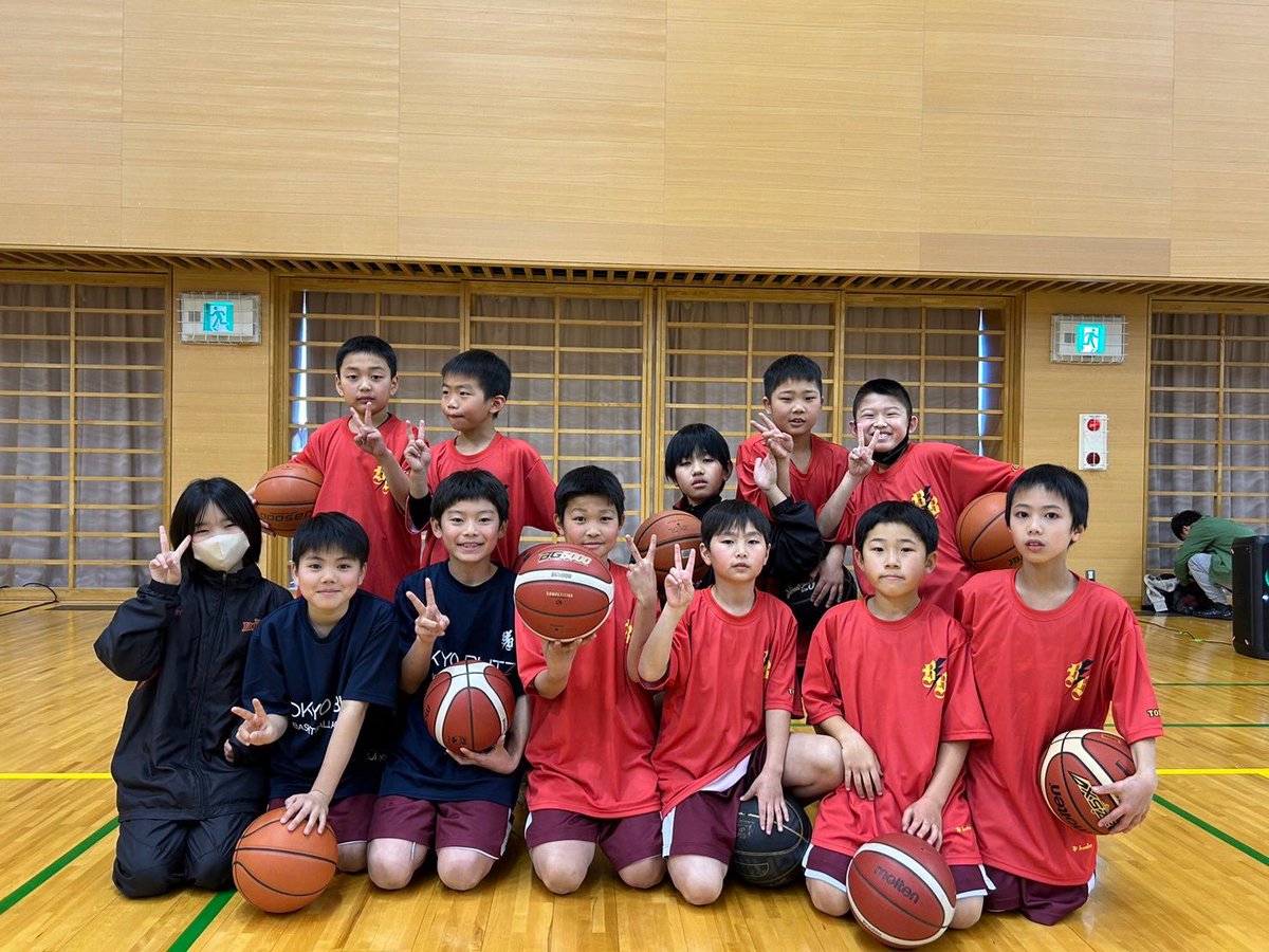 yskshs3's tweet photo. 2月3日はゼウスさん主催のレインボーカップに参戦🏀
U12.U10共に2位🥈😊
一般ルールでよく頑張りました👍
3ポイントが決まるとベンチも観客席も大盛り上がり(^^)
2.3月は対外試合続くのでケガなく経験値を上げて欲しい🥺
頑張ろ💪 https://t.co/sYJ09TfODf