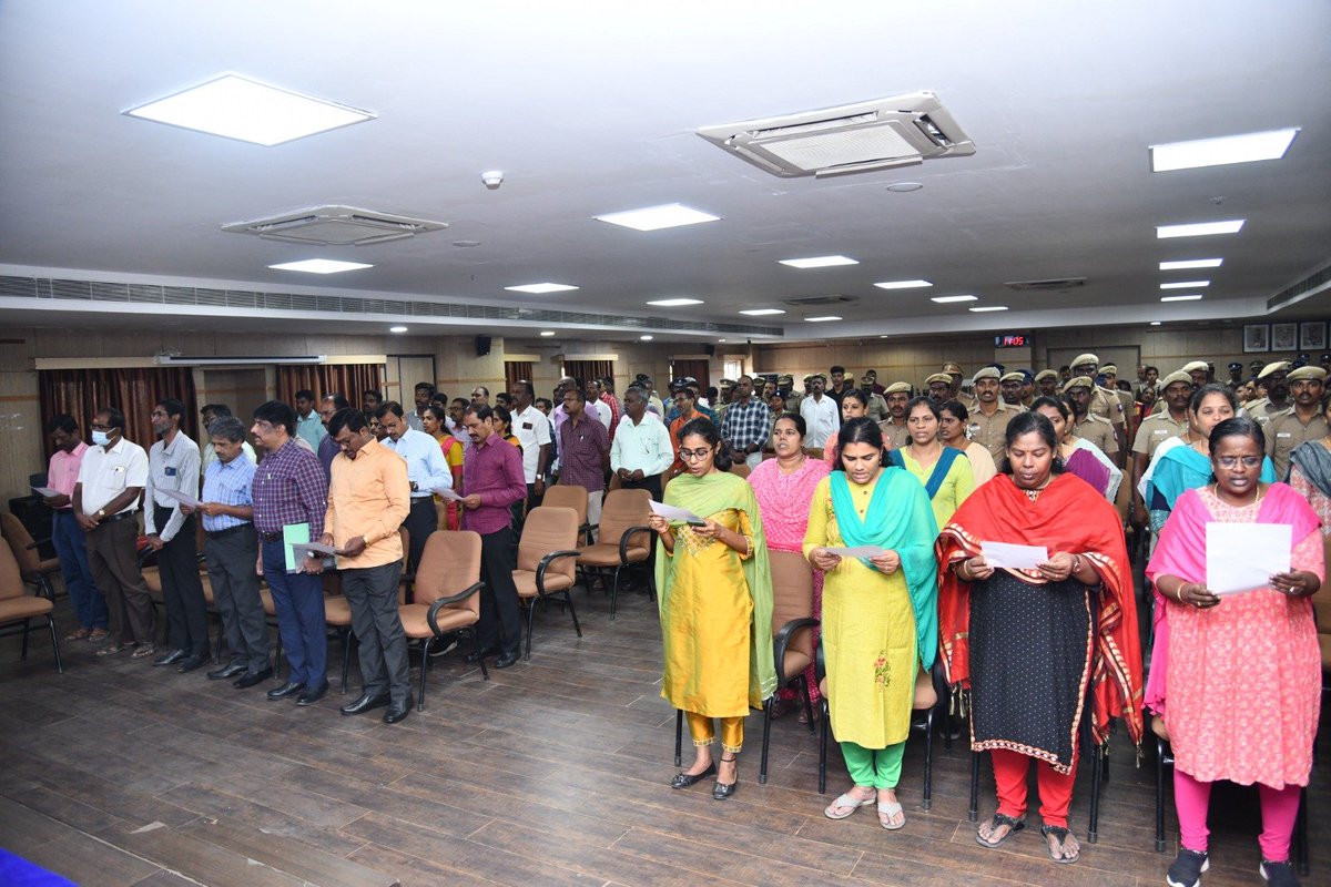 chennaipolice_'s tweet photo. “Abolition of Bonded Labour Day”

📢 CoP GCP, Police officers and men along with Ministerial Staffs to the pledge today.

📢 Together, we stand against exploitation, championing justice and dignity for all. 

📢 Let’s raise our voices, spread awareness, and ensure that no one is ever bound by chains again. 🌟🗣️

#EndBondedLabour #HumanRights #JusticeForAll #Chennai #Police #InPublicService @SandeepRRathore