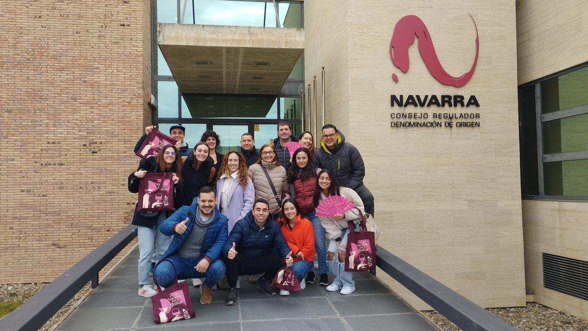 Ayer recibimos la visita de los estudiantes de #BasqueCulinaryCenter del "Máster en Sumillería y Marketing del Vino". 🍷🍷

Les explicamos la evolución de la Denominación de Origen Navarra desde el punto de vista de la comunicación y la promoción, fuimos a podar a la viña y