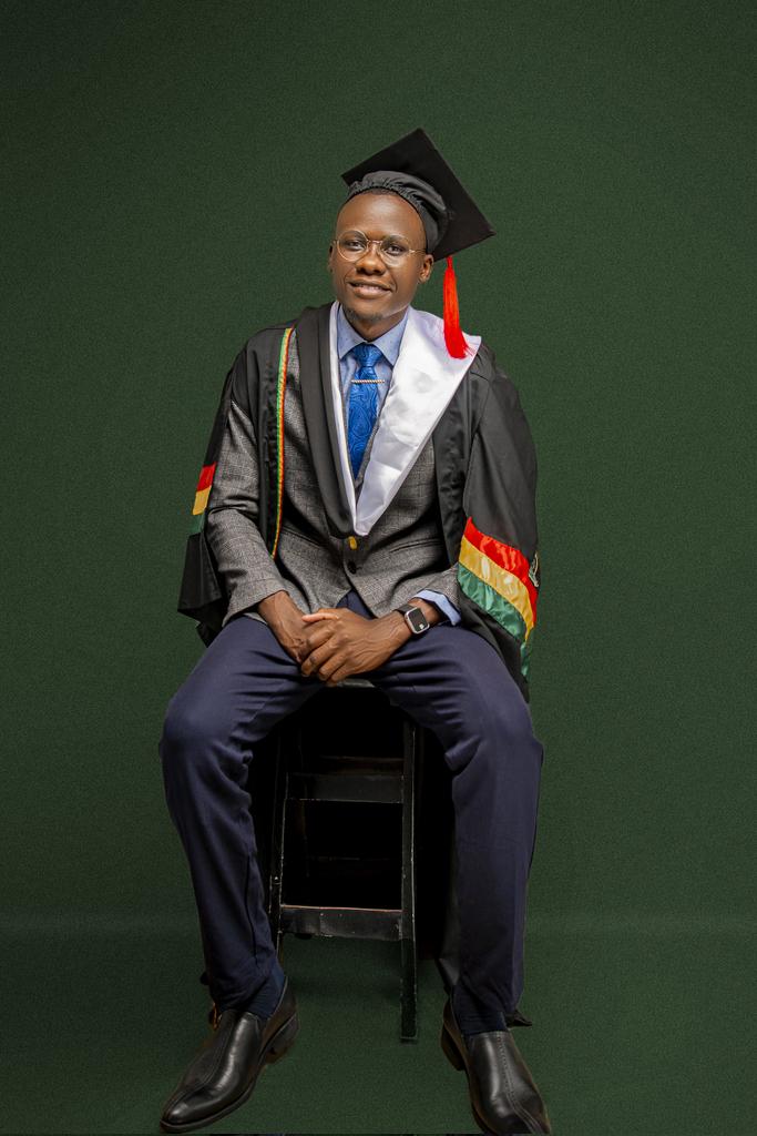 dondebanks's tweet photo. Today in history (9th Feb 2024): GRAHAM KIMBUGWE gradutates with a bachelor's degree in COMPUTER SCIENCE 💯💫.
The 21st Gulu University guild govt CHIEF EDITOR is now a certified</>code</>  ninja🎉 
Congratulations to me!!!! https://t.co/f3Qb3VTTLa