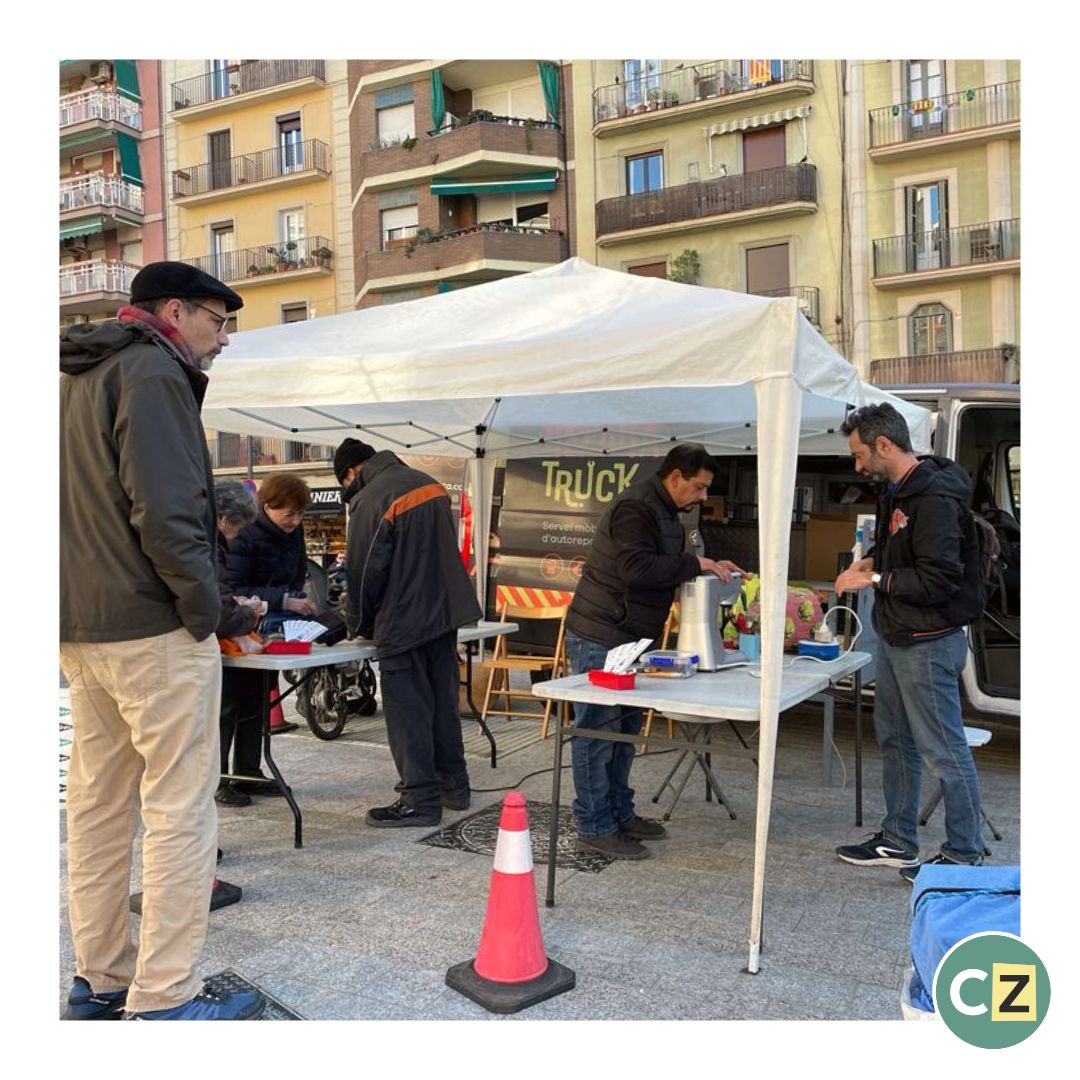 Fa un parell de setmanes q es va canviar la ubicació de la #ReparaTruck al barri de Gràcia i mireu quin èxit! Recordeu que els tallers són gratuïts, però us heu d'apuntar: ✔️ Entra a cerclezero.cat. ✔️ Ves a agenda. ✔️ Escull una de les activitats. ✔️ Baixa i registra't.