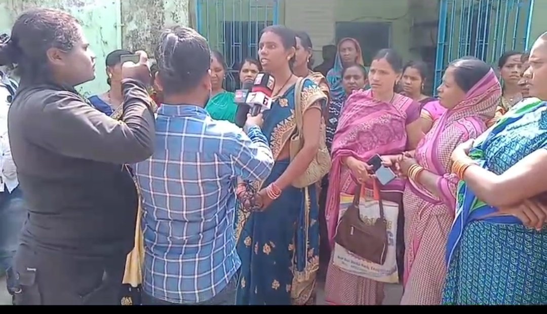 ovsa_kalahandi's tweet image. Kalahandi vets' strike hits livestock farmers and WSHGs hard!
#KalahandiVets strike Day 23: WSHGs struggle as subsidy delays due to mass leave of vets. Govt inaction hurts livelihoods. Urgent resolution needed!
#VetsDemandJustice
#OdishaVetsOnProtest
@CMO_Odisha @farddept