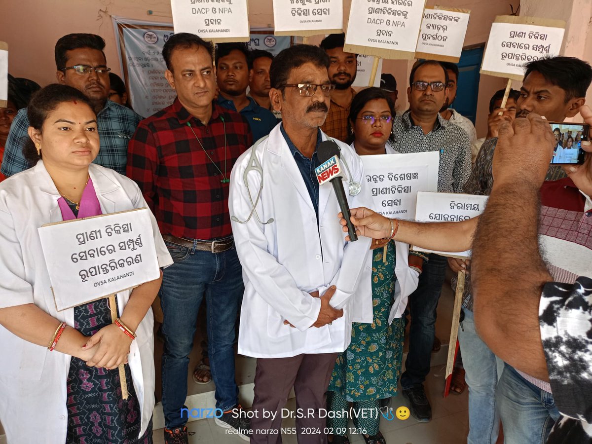 ovsa_kalahandi's tweet image. Kalahandi vets' strike hits livestock farmers and WSHGs hard!
#KalahandiVets strike Day 23: WSHGs struggle as subsidy delays due to mass leave of vets. Govt inaction hurts livelihoods. Urgent resolution needed!
#VetsDemandJustice
#OdishaVetsOnProtest
@CMO_Odisha @farddept