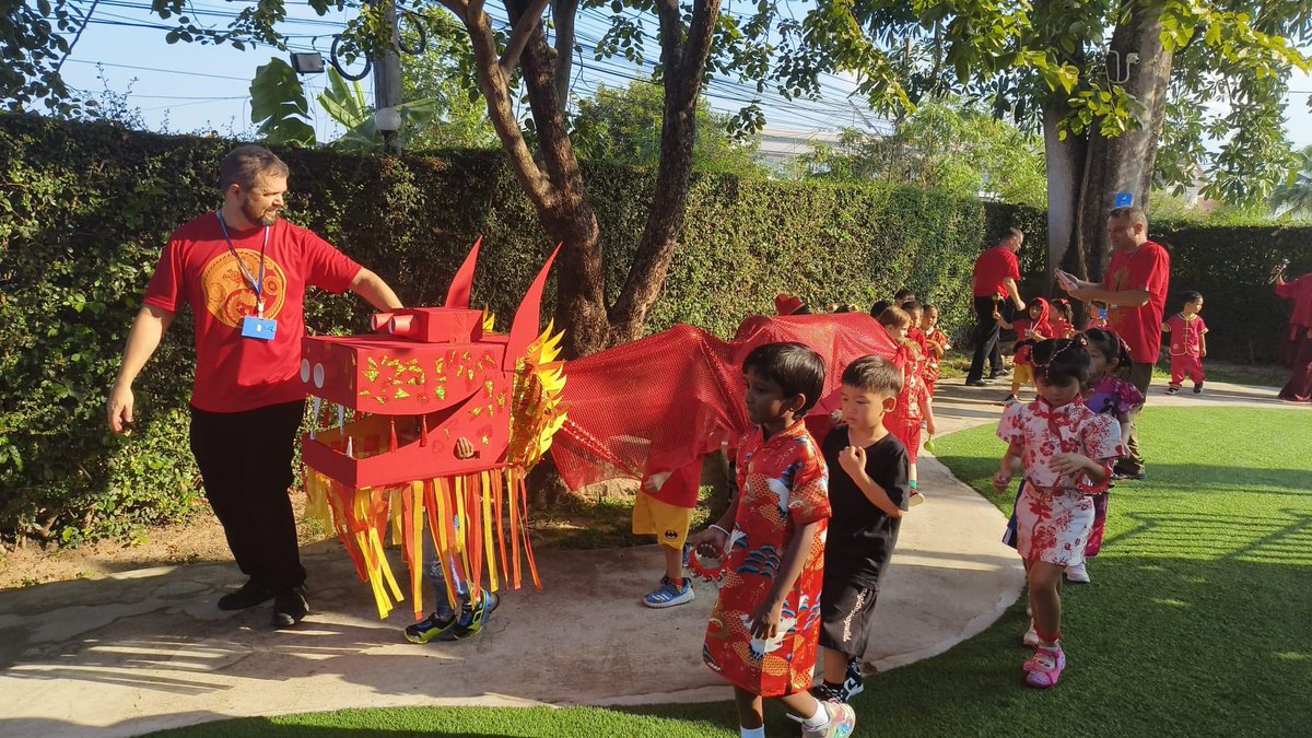 gisrayong's tweet photo. Foundation Stage children at Garden International School, Rayong, looked so happy dressed for 🇨🇳 Chinese New Year!  The children celebrated by parading the dragons 🐉 they had made. They enjoyed demonstrating just how much they had learned about this wonderful festival. https://t.co/AoS5bwHMSx