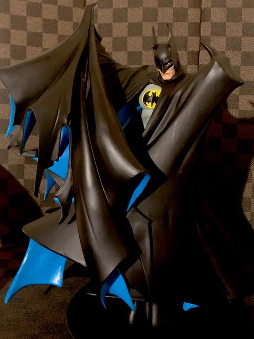 前から欲しかったバットマンのフィギュア買った見よ!このトッド・マクファーレンデザインの頼もしい限りなバッキバキのマント! 