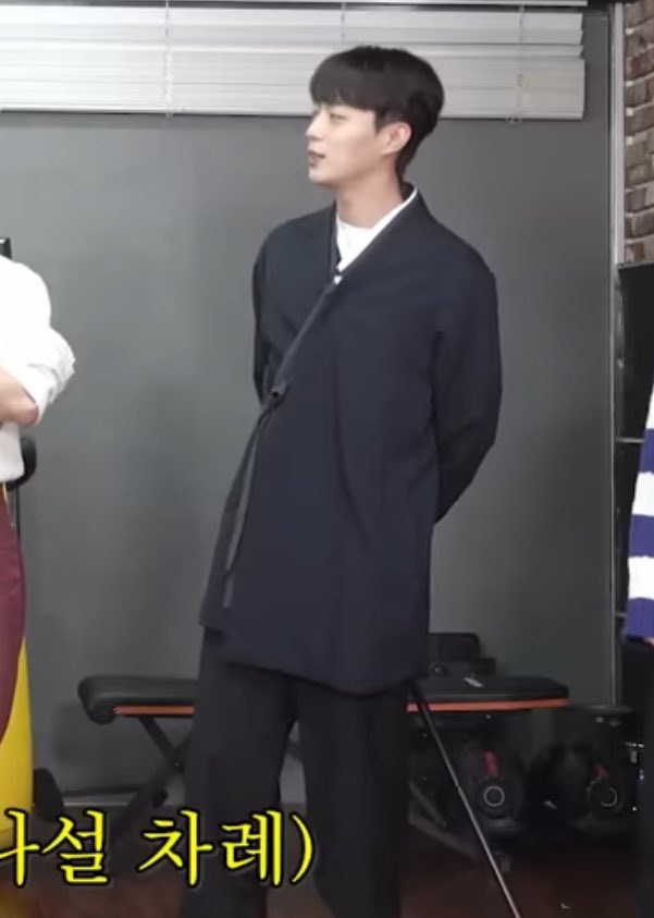 _arrkong's tweet photo. 이거 라리쌤 옷 아니야? https://t.co/Dtbzcdjqbp