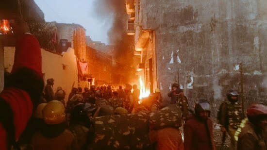 हल्द्वानी जल उठा है दंगों की आग से।
अब तक 6 मुस्लिम युवकों की गोली लगने से मौत हो चुकी है।

हलो.. हलो बस दो मिनट मे आप उत्तराखंड हल्द्वानी दंगों की क्रोनॉलॉजी समझ जाएंगे। 

जैसा की आपको मालूम है की 7 फ़रवरी को उत्तराखंड में ‘समान नागरिक संहिता’ विधेयक बहुमत से पारित होता है।