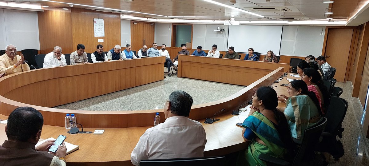 igaurangpatel10's tweet photo. ગતરોજ ગાંધીનગર, અમદાવાદ પૂર્વ અને અમદાવાદ પશ્ચિમ લોકસભાના અંતર્ગત આવતી વિધાનસભાના ધારાસભ્યશ્રીઓ, જિલ્લા મહાનગરના પ્રમુખ મહામંત્રીશ્રીઓ, પ્રભારીશ્રીઓ અને લોકસભાના પ્રભારી તેમજ ઈન્ચાર્જશ્રીઓ ની ઉપસ્થિતિમાં આગામી સંગઠનાત્મક કાર્યક્રમોની  બેઠક યોજાઈ. https://t.co/re1A7CS1ZQ