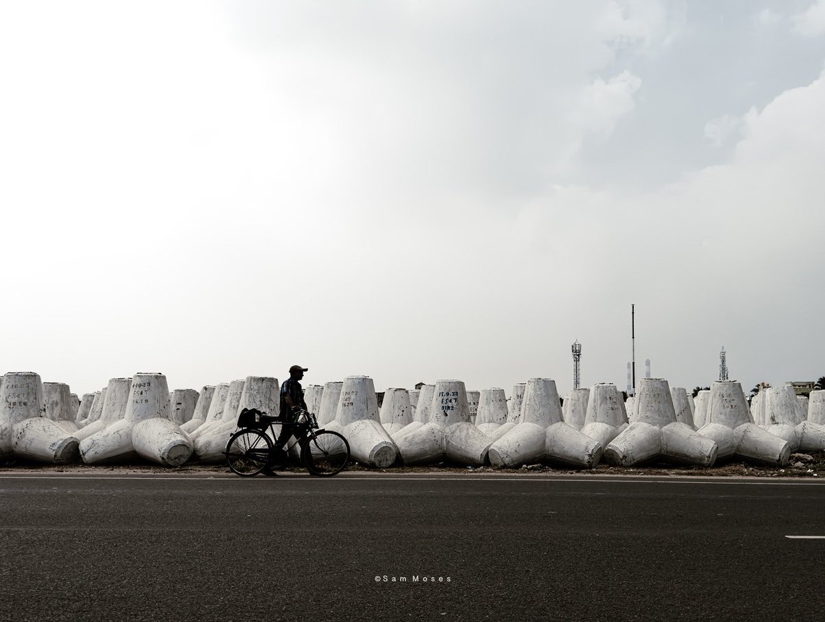 SamMozes's tweet photo. Love the patterns and the man with cycle

@Apple #shotoniphone #iPhone15Pro #PhotographyIsArt #patterns #Apple #Chennai #iPhone #mobilephotography #streetphotography #NFTCollection #creators https://t.co/vOcXPfcjrU