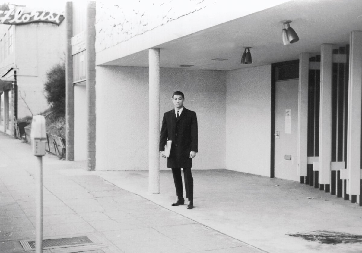 brucelee's tweet photo. Bruce outside of the Jun Fan Gung Fu school at 4750 University Way, Seattle in 1964. https://t.co/ebuOMiT1ad
