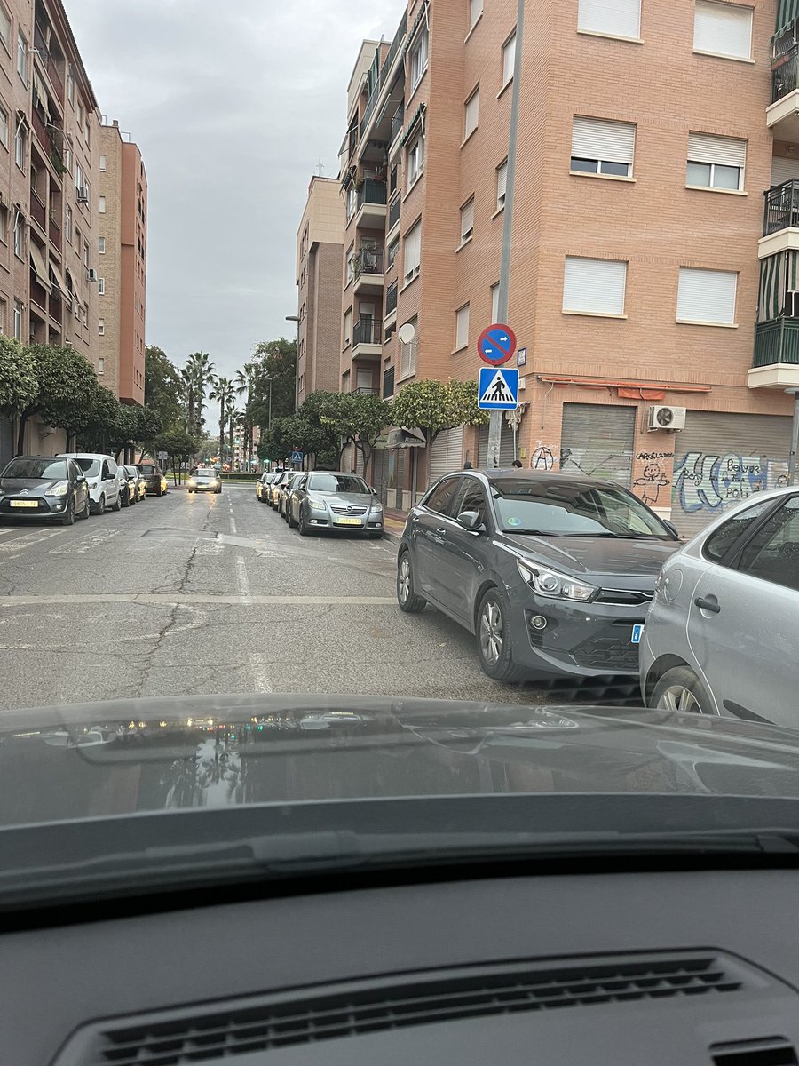 FranJara7's tweet photo. @MurciaPolicia hasta cuándo van a permitir que en la calle pintor Saura Pacheco los vecinos aparquen en el carril de circulación ? Los pollos que se lían Cuando los padres vamos a dejar a los niños a cole no tiene nombre …. Por favor, actúen como sea conveniente. https://t.co/cBZxPub2Be