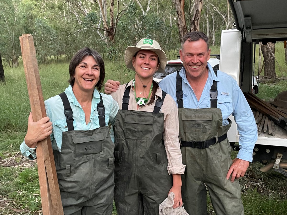 Happy International Day of Women and Girls in Science! 🌏👩‍🔬 It was a family affair on the mid-Bidgee, with #CEWH Local Engagement Officer Michele on a recent monitoring with her daughter, a current Environmental Management student at @CharlesSturtUni. #WomenInSTEM