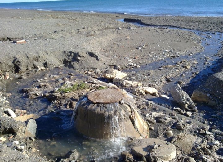 El vertido de aguas residuales, depuradas o no, al mar mediante emisarios submarinos, constituye un gran atraso. La calidad de las aguas vertidas suele ser muy baja, y además resulta muy difícil de controlar su calidad por la ciudadanía. Solo se sabe cuando se rompe un colector.