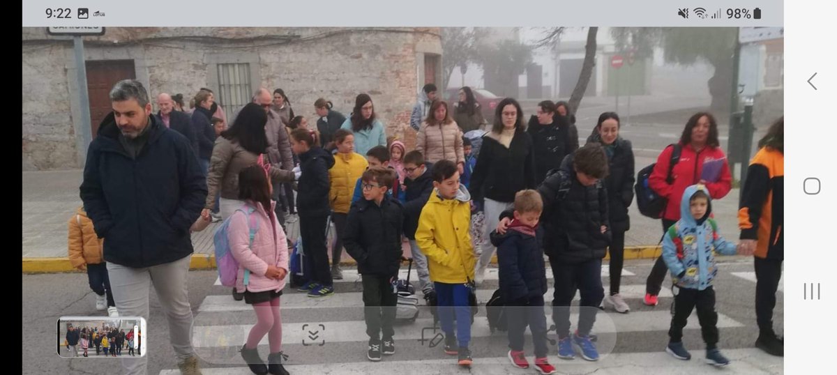 CruzRojaCordoba's tweet photo. No hay mejor forma de ir al cole que caminando. Y eso es lo que tratan de incentivar desde @Vvadecordoba , @CruzRojaEsp y otras asociaciones del municipio con el #PEDIBUS, bonita iniciativa en la que también colabora la Policía local.
#EnTodasPartes #CruzRoja https://t.co/t9UfLuDNG9