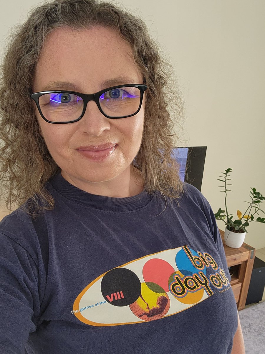 Miss_vee_bee's tweet photo. 24 years older, a few dress sizes bigger, a cross country move and a couple of kids later and I'm just as excited to see @blink182 as I was when I was 18. #Blink182 https://t.co/wUmjfmxiea