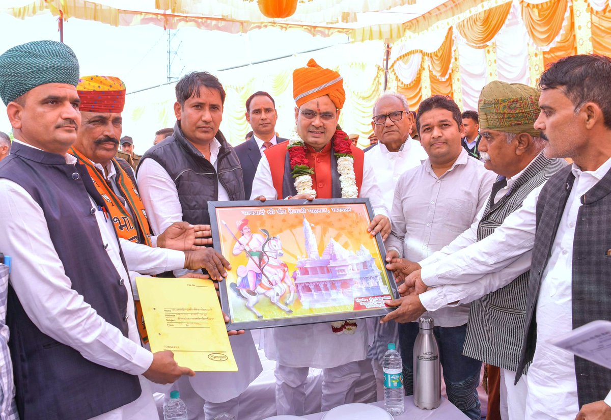 BhajanlalBjp's tweet photo. लीलण घोड़ी सोवणी मोतीया जड़ी लगाम।
खरनालीया तेजो जी थाने झुक झुक प्रणाम।।

आज नागौर के खरनाल में सामाजिक समरसता के पक्षधर एवं गौ रक्षक परम् आराध्य लोक देवता वीर तेजा जी महाराज के मंदिर में उनके पावन दर्शन पूजन कर समस्त प्रदेशवासियों के लिए सुख-समृद्धि एवं खुशहाली की कामना की। 

इस सुअवसर पर नवनिर्मित मंदिर का अवलोकन कर श्रद्धालुओं से आत्मीय भेंट की तथा मंदिर प्रबंधन के सम्मानित सदस्यों का स्नेह व आशीष प्राप्त किया।

मुझे अत्यन्त हर्ष है कि कल सुशासन को समर्पित हमारी सरकार द्वारा प्रस्तुत 'नए राजस्थान के लोक कल्याणकारी व सर्वसमावेशी बजट 2024-25' में इस दिव्य मंदिर सहित प्रदेश के अन्य 20 मंदिरों/आस्था केंद्रों के विकास कार्यों के लिए ₹300 करोड़ का प्रावधान किया गया है। 

प्रदेश वासियों की आस्था और सम्मान, यही है आज के राजस्थान की नयी पहचान....