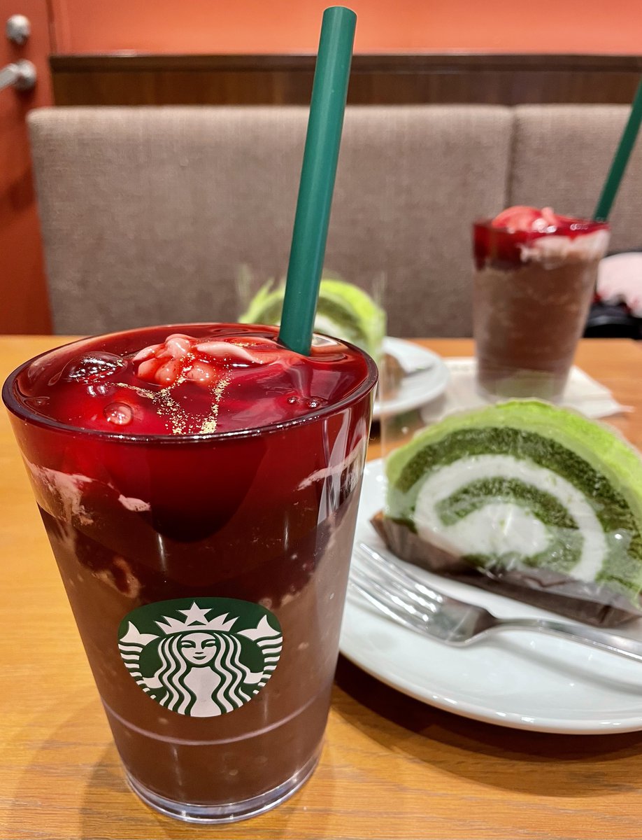 sceneaska_224's tweet photo. 映画のあと、スタバへ！
ルージュオペラフラペチーノ🤍
ビターなチョコレートと
甘酸っぱいベリーソースの相性が抜群✨
sold outになる前にもう一度行ってみたい

#ルージュオペラフラペチーノ
#米粉の抹茶ロールケーキ
#ゴールデンカムイ https://t.co/n0SkPGbawN