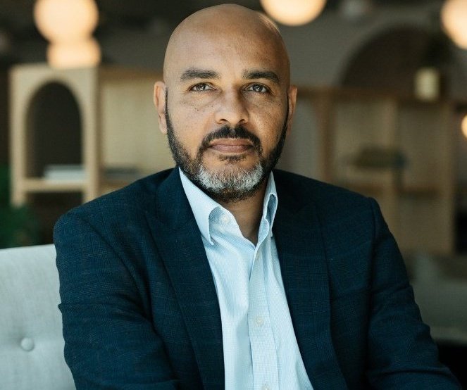 Meet Charles Egbu and David Mba.

Prof. Charles Egbu is the first Black Professor to head a University in United kingdom.

Prof. David Uzo Mba is the second-ever Black Vice Chancellor in United Kingdom.

Let's Retweet to celebrate them!