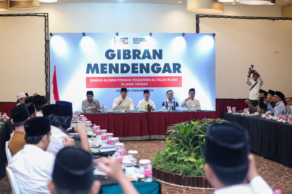 AgusYudhoyono's tweet photo. Usai acara Isra Mi’raj saya diajak Mas @gibran_tweet bersilaturrahim dengan segenap pimpinan termasuk para alumni Pondok Pesantren Al Falah Ploso.

Dalam acara silaturahmi ini, saya bersama Mas Gibran dan Gus Miftah mendengarkan aspirasi para Kyai dan Ulama yang hadir.

Partai Demokrat berkomitmen untuk menghadirkan program-program yang membangun keterampilan, pelatihan dan pembekalan khususnya pendampingan digitalisasi.

Itu semua insya Allah akan menjadi perhatian dan fokus kami dan juga dari program-programnya Pak @prabowo dan Mas @gibran_rakabuming