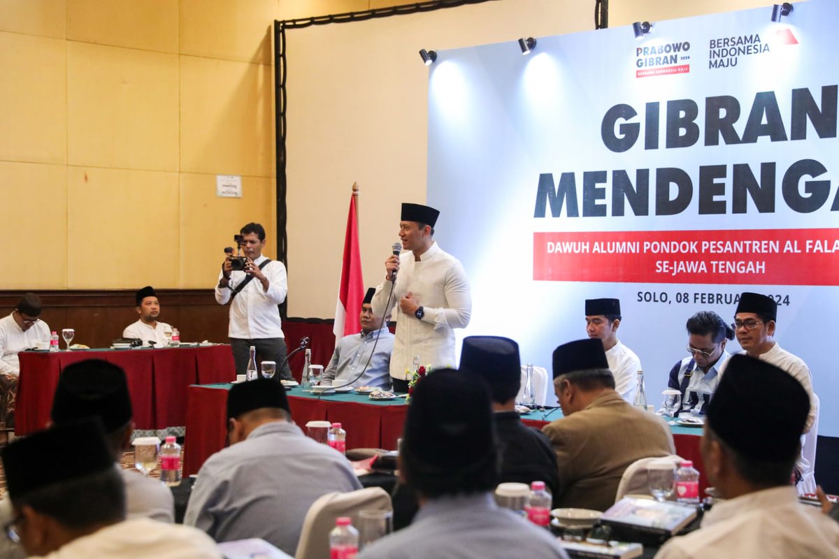 AgusYudhoyono's tweet photo. Usai acara Isra Mi’raj saya diajak Mas @gibran_tweet bersilaturrahim dengan segenap pimpinan termasuk para alumni Pondok Pesantren Al Falah Ploso.

Dalam acara silaturahmi ini, saya bersama Mas Gibran dan Gus Miftah mendengarkan aspirasi para Kyai dan Ulama yang hadir.

Partai Demokrat berkomitmen untuk menghadirkan program-program yang membangun keterampilan, pelatihan dan pembekalan khususnya pendampingan digitalisasi.

Itu semua insya Allah akan menjadi perhatian dan fokus kami dan juga dari program-programnya Pak @prabowo dan Mas @gibran_rakabuming