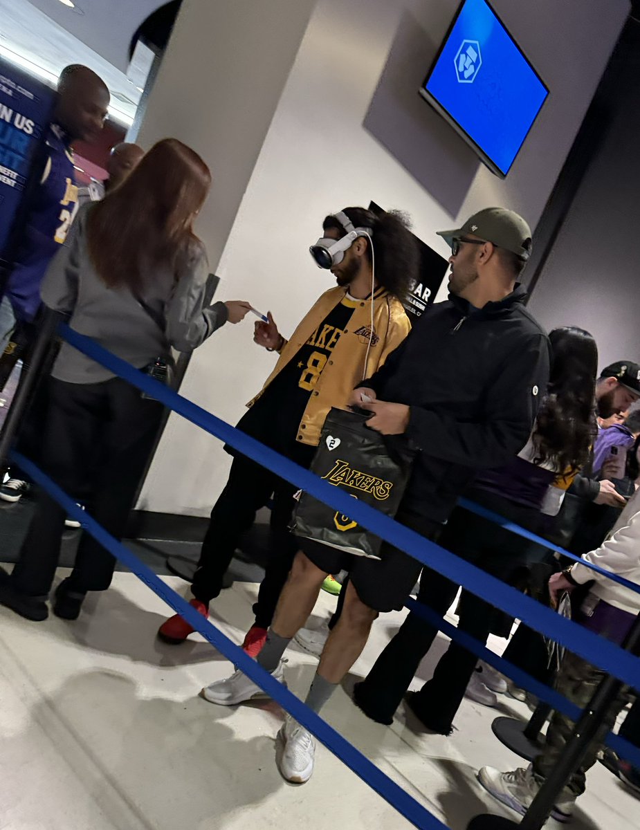 Bro came to the laker game strapped up #AppleVisionPro