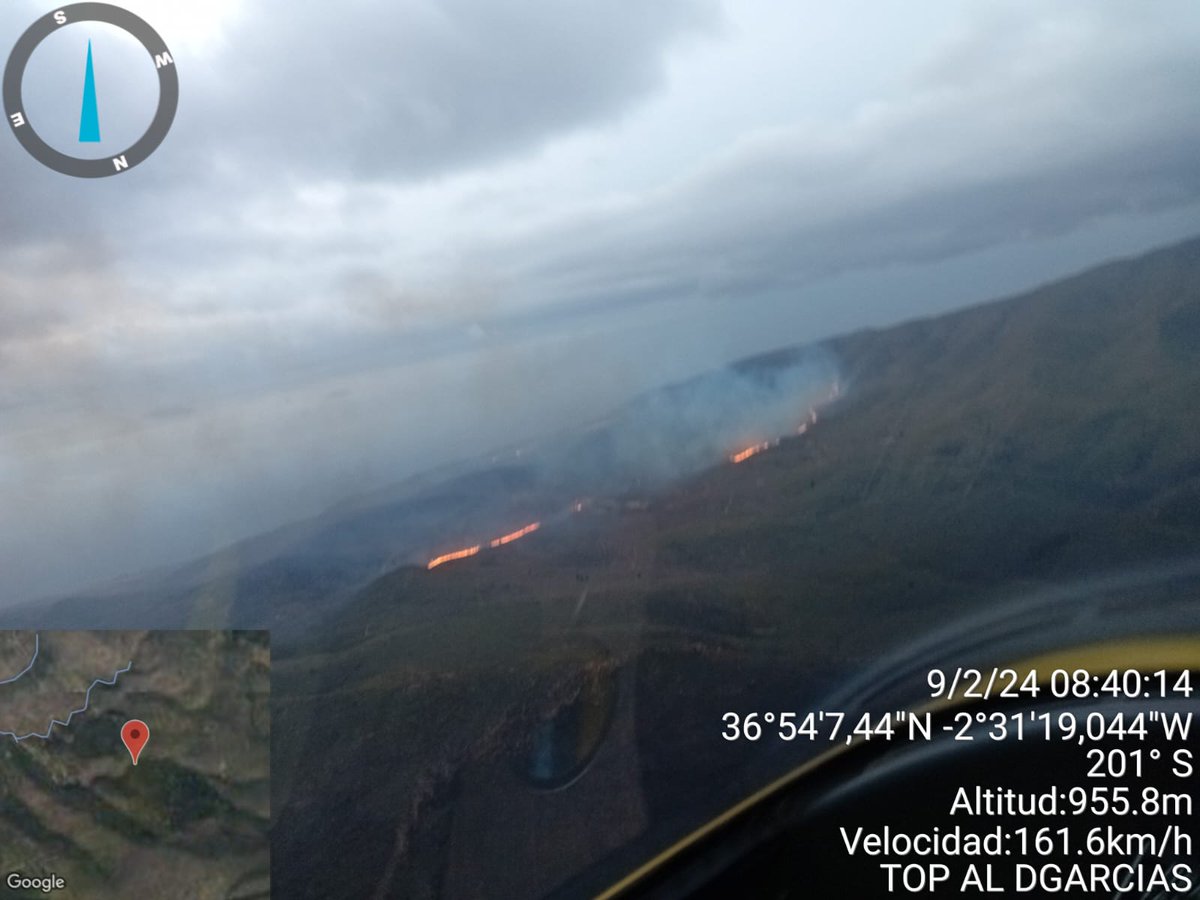 Plan_INFOCA's tweet photo. 🗓️ 09/02/2024    🕗 08.51 h

🔴 ACTUALIZAMOS #IFEnix [ACTIVO] | Incendio declarado en paraje Aljibe Alto. En estos momentos, trabajan:
🚁 1 ligero
👩‍🚒 5 grupos bomberos forestales, 3 técnicos operaciones, 1 agente medio ambiente, subdirector #COPAlmería
🚒 2 autobombas https://t.co/6EDsrwtsGg