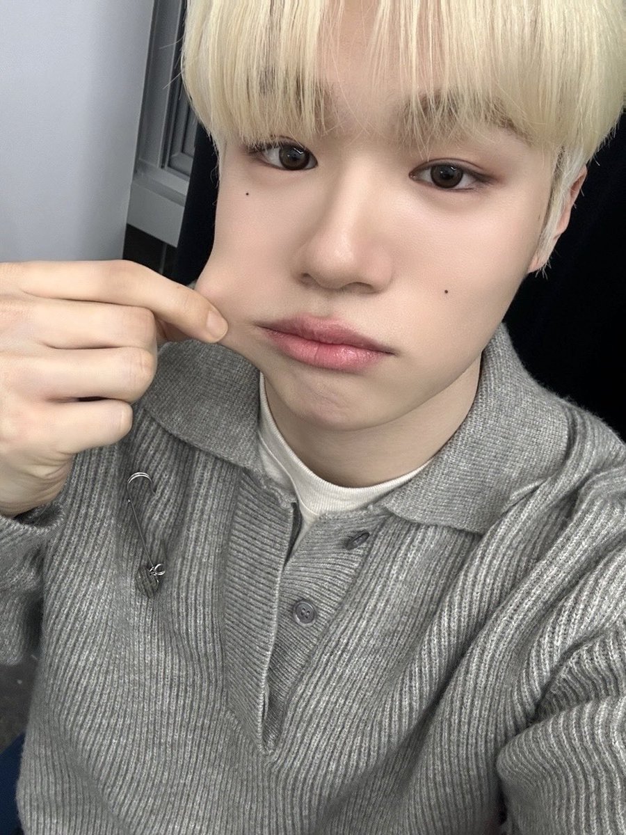 [#김희수] 위즈〰️ 새해 복 많이 받아요💕 
즐거운 설 연휴 보내면 더 멋지고 귀여운 더윈드의 모습들이 기다리구 있으니까 기대 많이 해줘요!🥳