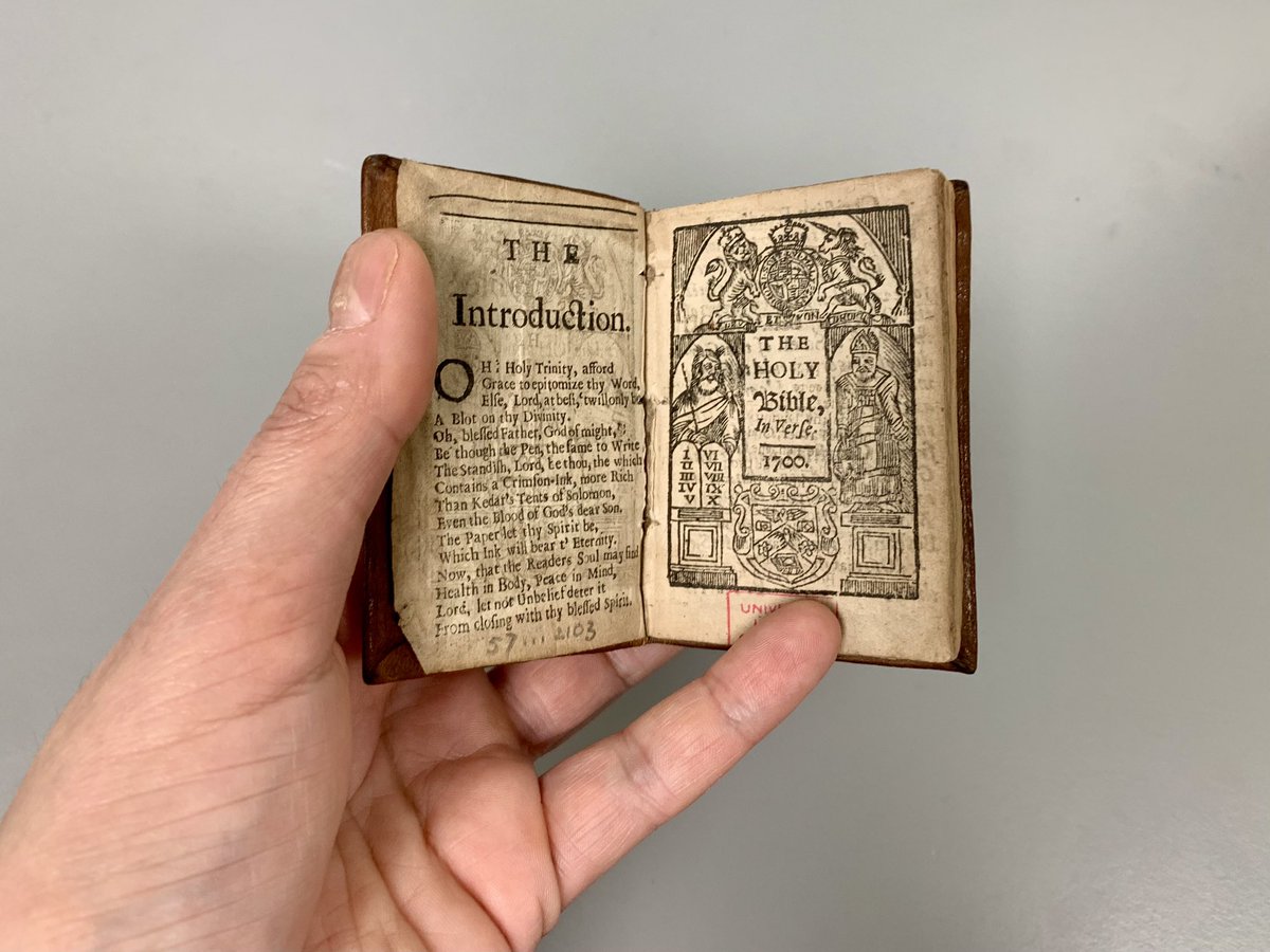 iamkristinesr's tweet image. Two tiny panel stamps for the binding of this miniature bible. The lower board takes the prize for me 🌷 

@theUL Syn.9.70.1, The Holy Bible in verse, 1700.

#cambridgeuniversitylibraries #MiniatureBook #MiniatureBinding