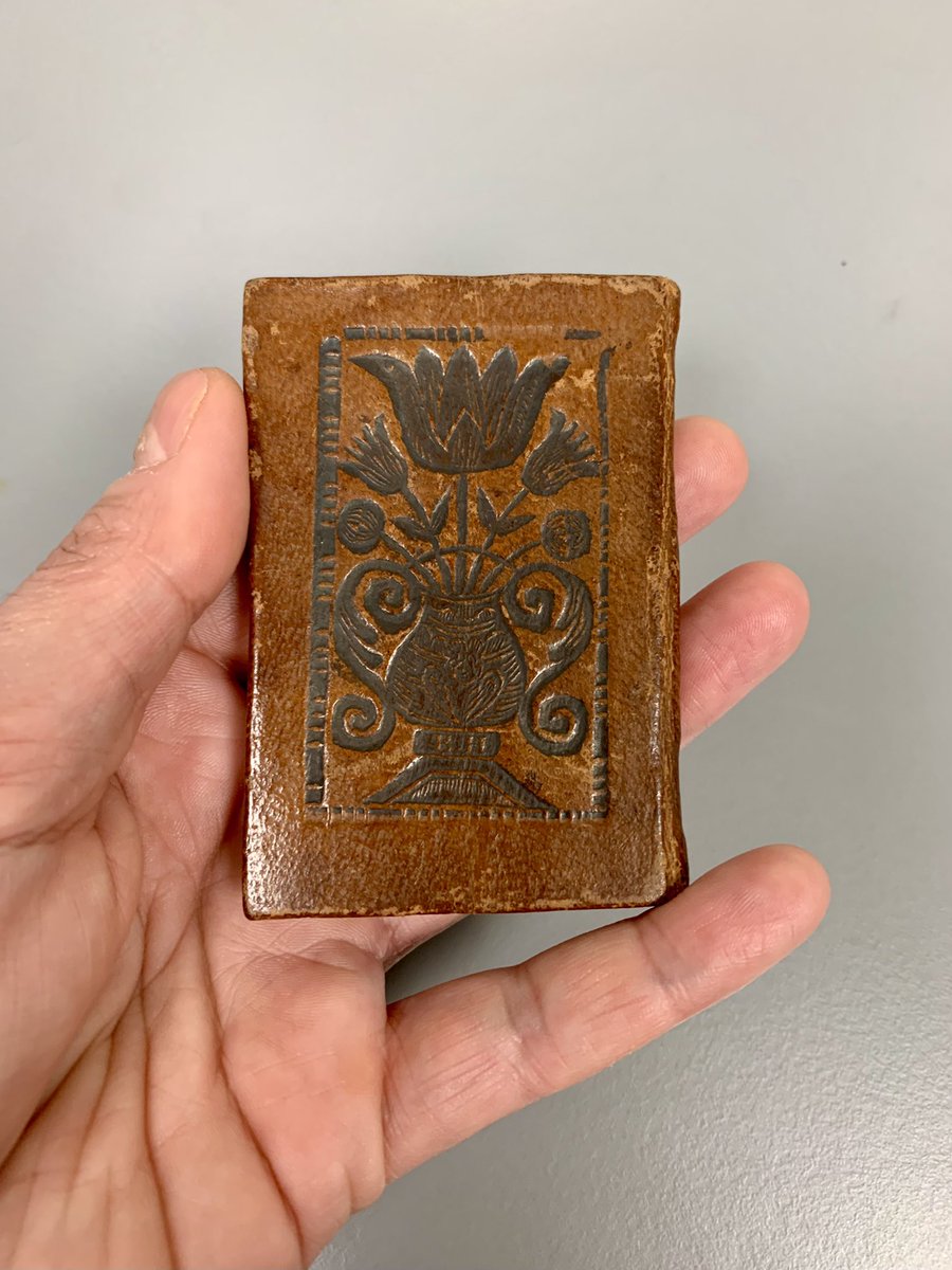 iamkristinesr's tweet image. Two tiny panel stamps for the binding of this miniature bible. The lower board takes the prize for me 🌷 

@theUL Syn.9.70.1, The Holy Bible in verse, 1700.

#cambridgeuniversitylibraries #MiniatureBook #MiniatureBinding