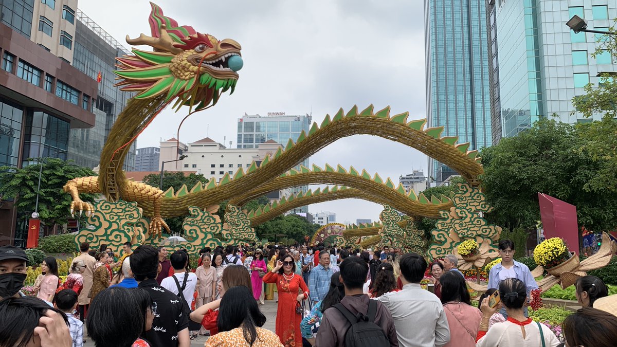 AgnesAlpuerto's tweet photo. Chúc mừng năm mới, Viet Nam 🇻🇳 

The massive dragon displays at Nguyen Hue Walking Street are a surefire sign that this year is set to be filled with roaring opportunities and abundant success! https://t.co/B8xPhk65Zu
