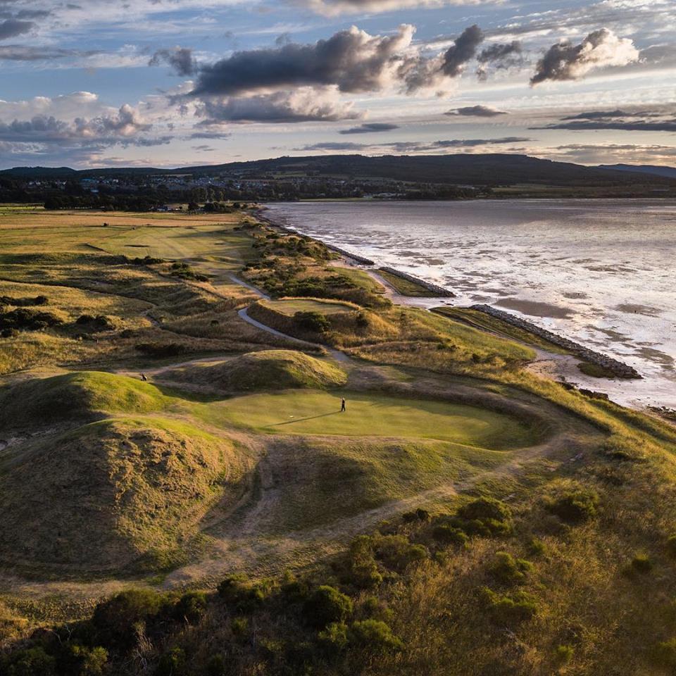 @TainGolfClub. Our Championship length links overlooking the Dornoch Firth arguably offers one of the best settings imaginable in the highlands for a round of golf. golfoffers.uk/2024/02/09/tai…
