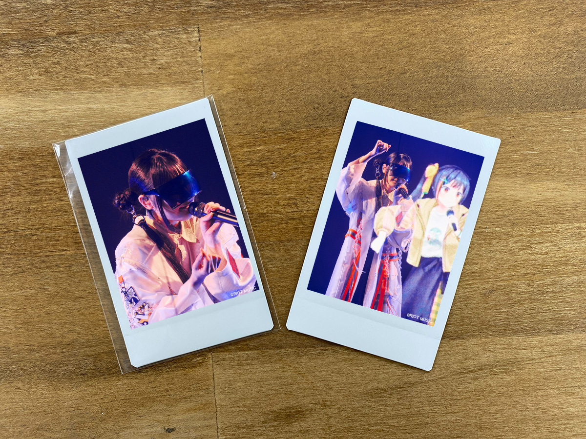 DOUBLE_XRLive's tweet photo. 📸「DOUBLE:」ランダムチェキ予約受付開始!📸
2024年1月26日に開催されたハイブリッド音楽フェス「DOUBLE:」の思い出が詰まったランダムチェキの販売が決定いたしました!
写真は当日に会場で撮影されたものを使用。中にはアーティストの直筆サインが入った当たりつきチェキも…!!
リアル×バーチャルがアナログ写真に納まった、不思議なグッズをぜひ記念にどうぞ!✨
==============
価格:1枚 550円(税込)
発送予定:2024年4月上旬頃より順次発送予定
予約期間:2024年2月25日 23:59まで
■【長瀬有花】ライブシーンランダムチェキ(全8種)【直筆サイン当たりつき】
https://t.co/OFlMZdB2dL
■【tofubeats】ライブシーンランダムチェキ(全8種)【直筆サイン当たりつき】
https://t.co/7TuSFC8pMX
■【Daoko】ライブシーンランダムチェキ(全8種)【直筆サイン当たりつき】
https://t.co/NfeIa8A1wa
※電音部 港白金女学院のチェキ販売はございません
※コンプリートボックスの販売はございません
▼Tシャツやステッカーなど「DOUBLE:」限定グッズのお買い求めはこちらから!
https://t.co/cVdo2b6cJU
#DOUBLE_XR
#長瀬有花
#tofubeats
#Daoko