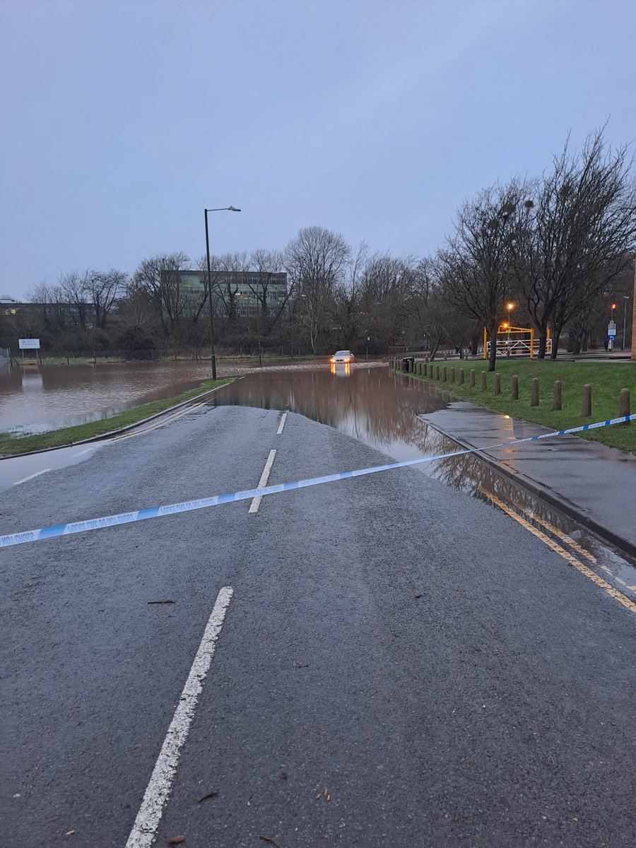 Briar Mill Droitwich is now going to be closed due to flooding. The road and pavements are impassable. ⛔️⛔️⛔️DO NOT ENTER⛔️⛔️⛔️