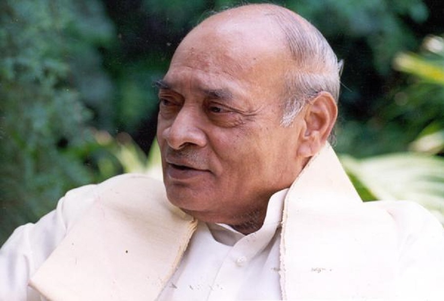 AmitShah's tweet photo. Bharat Ratna to Former Prime Minister PV Narasimha Rao Garu is a befitting tribute to the legendary statesman who shaped the history of our nation with an iconoclastic vision, intellect, and statesmanship. The contributions of PV Narasimha Rao Ji in navigating our economy safely through one of the most turbulent times to an era of inclusive progress will always be remembered.

As we celebrate the versatile leadership of PV Narasimha Rao Ji, I also express my heartfelt gratitude to PM Shri @narendramodi Ji for the decision to honor the political and intellectual giant with the most prestigious award.