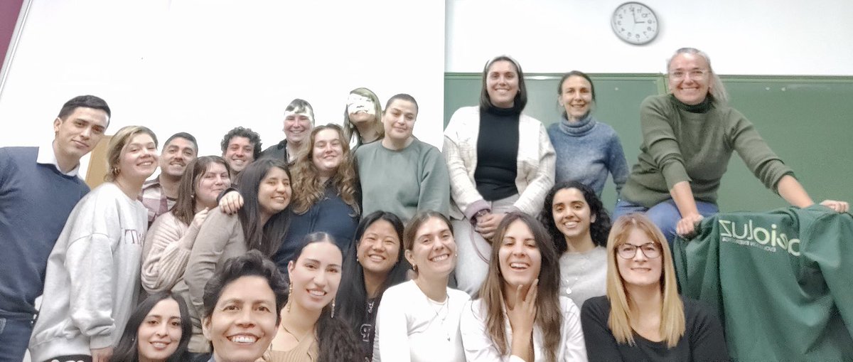 aeioLuz's tweet photo. Ayer estuvimos hablando de Sostenibilidad y de Vulnerabilidad energética en el #Mastereducación de la @UV_EG ante futuros director@s de centros educativos. Conocieron los #projecte5050, los #PAC y qué son las Comunidades energéticas locales!!!! 🌎💚⚡️🎓 https://t.co/nJem4OEzEU