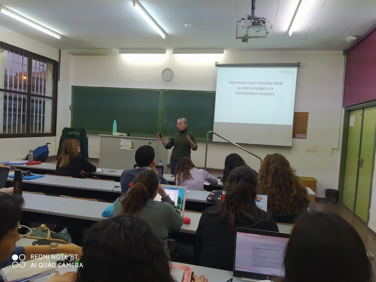 aeioLuz's tweet photo. Ayer estuvimos hablando de Sostenibilidad y de Vulnerabilidad energética en el #Mastereducación de la @UV_EG ante futuros director@s de centros educativos. Conocieron los #projecte5050, los #PAC y qué son las Comunidades energéticas locales!!!! 🌎💚⚡️🎓 https://t.co/nJem4OEzEU