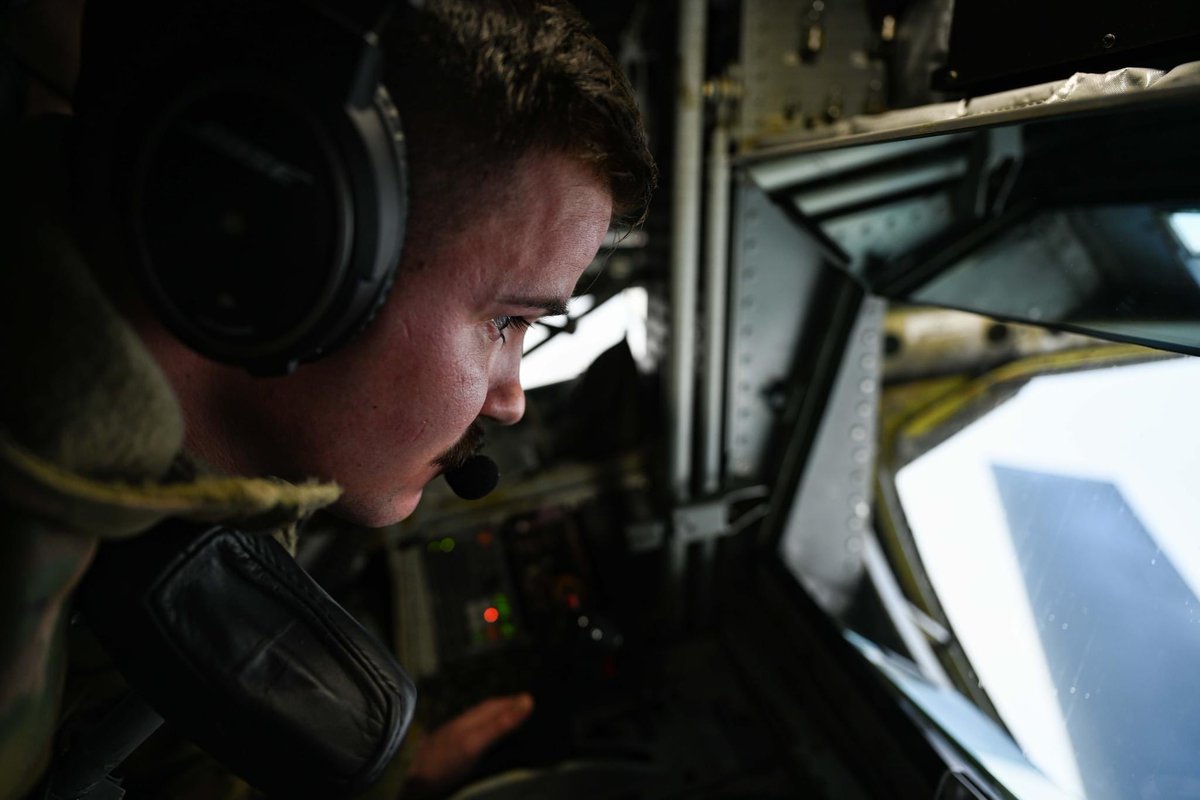 Stunning photos from the USAF as KC-135 Stratotankers from the 100th Air Refuelling Wing from @RAFMildenhall supported B-2 Stealth Bombers over the Atlantic on a Global Power Mission earlier this week 👀 #AvGeek #RadioGeek #MilMonWorld #NKAWTG