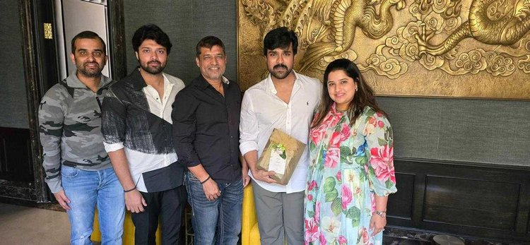 123telugu's tweet photo. Photos : #DilRaju and #Sirish invite #Tollywood stars to #Asish's wedding
https://t.co/U5tLiZFN8v
#123telugu https://t.co/J57PbHnRbz