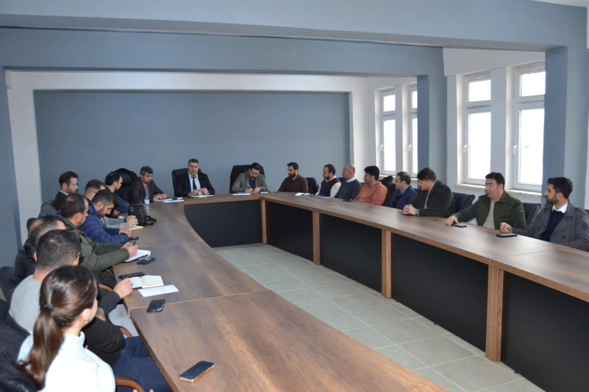 karacobanmem's tweet photo. İlçe Milli Eğitim Müdürümüz Sayın Muhlis KARAKURT, Şube Müdürlerimiz Sayın Bilal YÜKSEL ve Halit ALAGÖZ başkanlığında okul idarecilerimiz ile dönemin ilk toplantısı gerçekleştirildi.@Erzurum_Mem @yakupyildiz024 @MuhlisKARAKURT @HalitALAGZ2 @bilallyuksel https://t.co/VE2WxOUxax