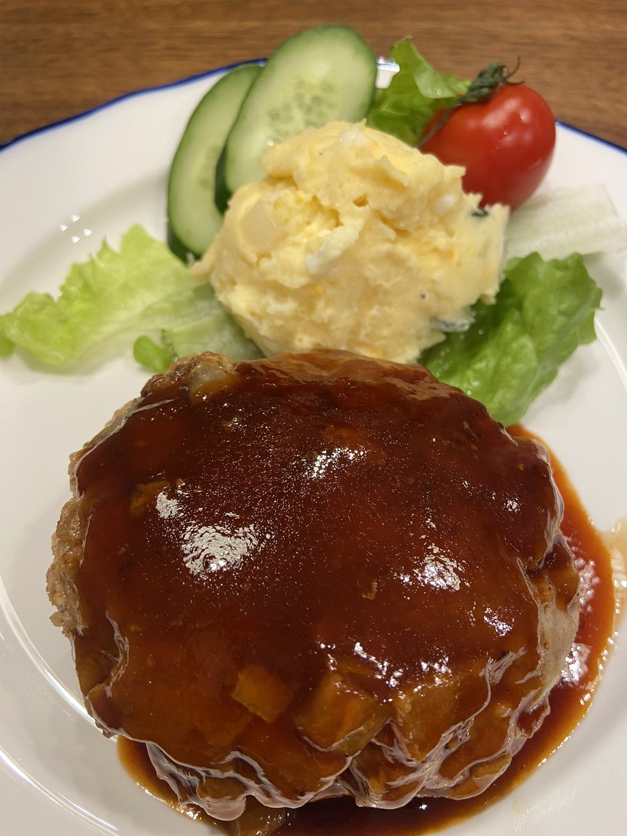 昨日お客さんのテーマがハンバーグでそれを見てから今日は絶対にハンバーグにするって決めて作った🍴𓈒𓂂𓏸
夕飯を決めさせてくれてありがとう😂