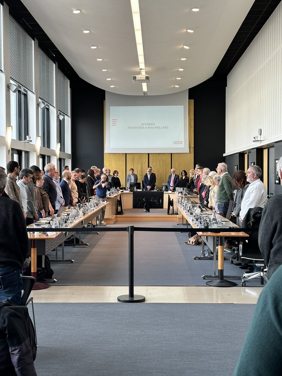 En CM, j’ai proposé une minute de silence pour rendre hommage à #RobertBadinter ainsi qu’à ses combats. Il aura été un phare, un repère tant son humanité et son attachement au pays des droits et des libertés étaient grands. 1/2