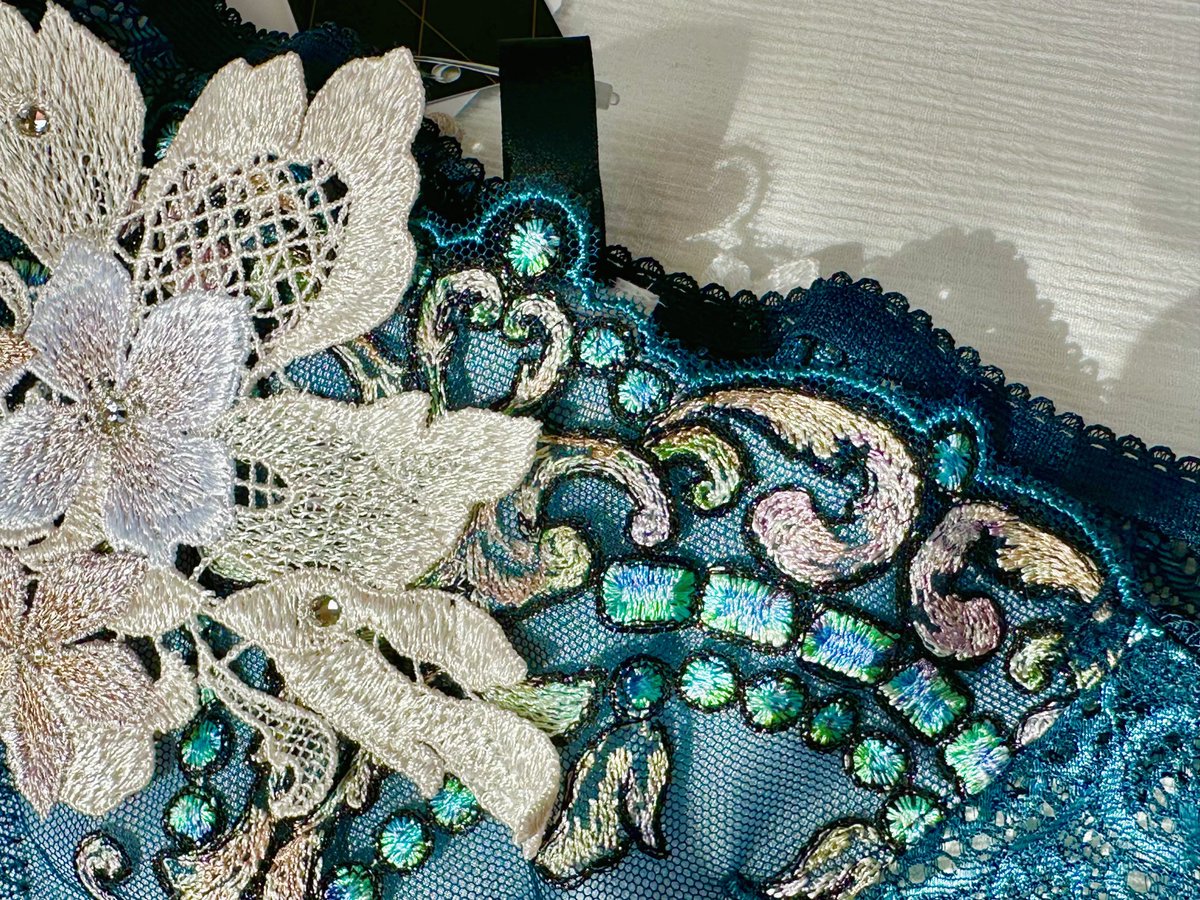 サルート02グループ
お迎えできた〜✨

宝石みたいな形の刺繍、色んな色の糸が使われていて玉虫色みたいに綺麗🥹💎✨ https://t.co/d1XTVHSabO