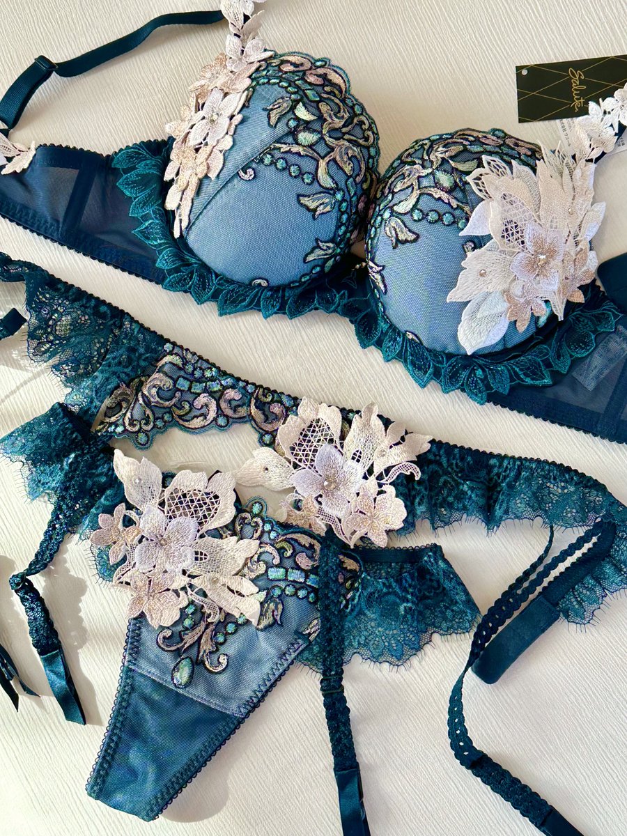 サルート02グループ
お迎えできた〜✨

宝石みたいな形の刺繍、色んな色の糸が使われていて玉虫色みたいに綺麗🥹💎✨ https://t.co/d1XTVHSabO