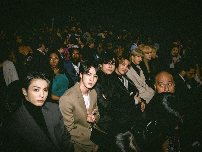 mhereonlyforbts's tweet photo. This bts pic https://t.co/DrW3LQYNMe