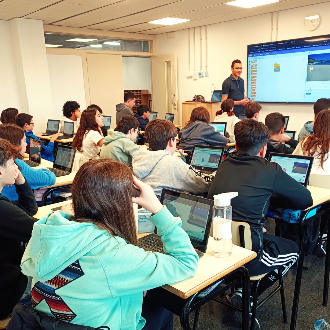 FTrams's tweet image. Enguany s’ha celebrat la sisena edició del programa de col·laboració Global Teaching Labs entre la Fundació Tr@ms i el MIT.

En aquest curs, un total de 9 escoles i 11 alumnes de diferents disciplines del món tecnocientífic del MIT han participat al programa.

#sharetolearn