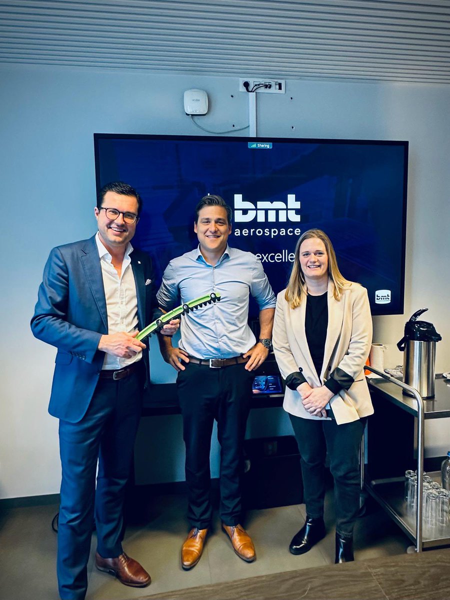 JasperPillen's tweet photo. Op uitnodiging van @Agorianl op bezoek bij BMT Aerospace in #Oostkamp. Elke 2 seconden stijgt ergens ter wereld een vliegtuig op dankzij hun technologie in de vleugels of motoren.
#MadeInWL #100bezoeken https://t.co/74gU0vjupE
